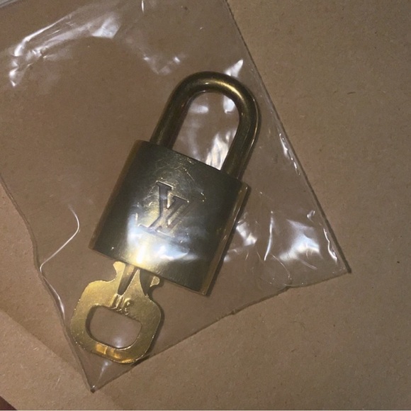 LV Lock and Key Set #311 - Picture 5 of 7